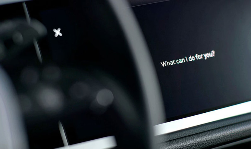 Gros plan sur la fonction de reconnaissance vocale naturelle du cockpit virtuel Audi.