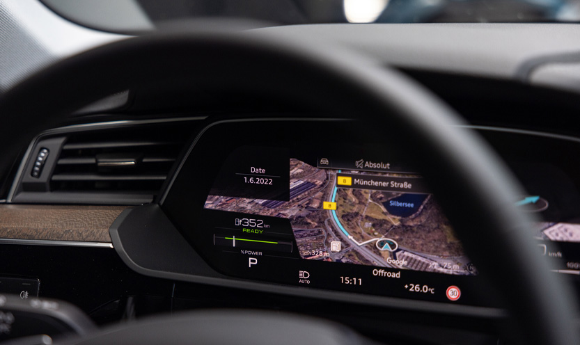 Gros plan sur la fonction de guidage routier prédictif du cockpit virtuel Audi.