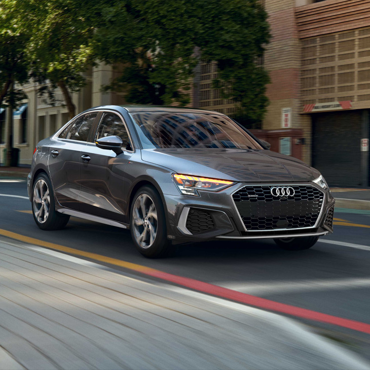 Vue de trois quarts avant d’une Audi A3 grise équipée de la technologie d’aide à la conduite adaptative.