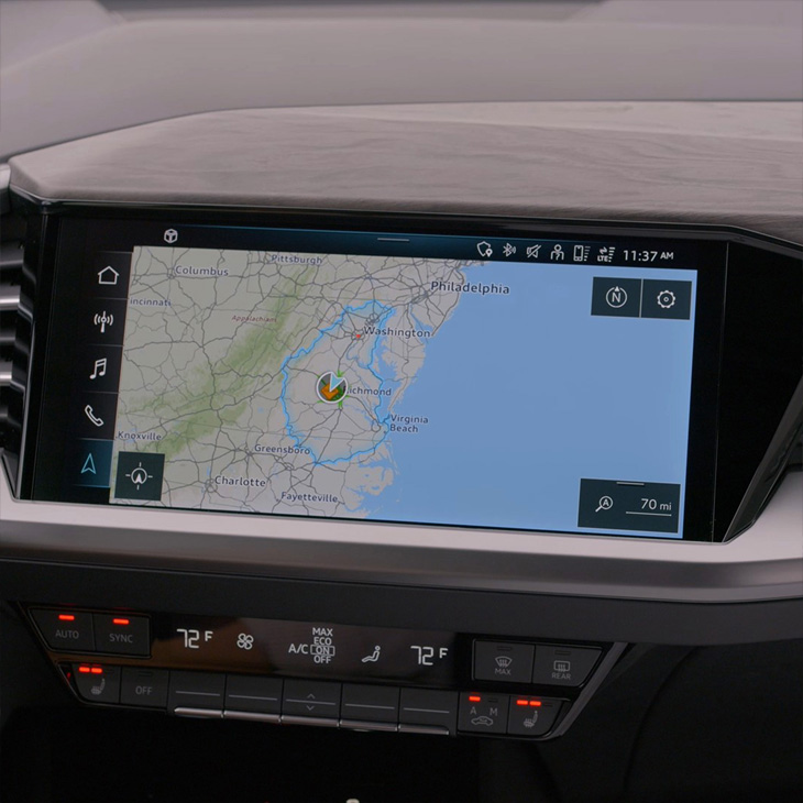 Gros plan des renseignements détaillés des itinéraires sur l’écran de l’interface multimédia dans une Audi.