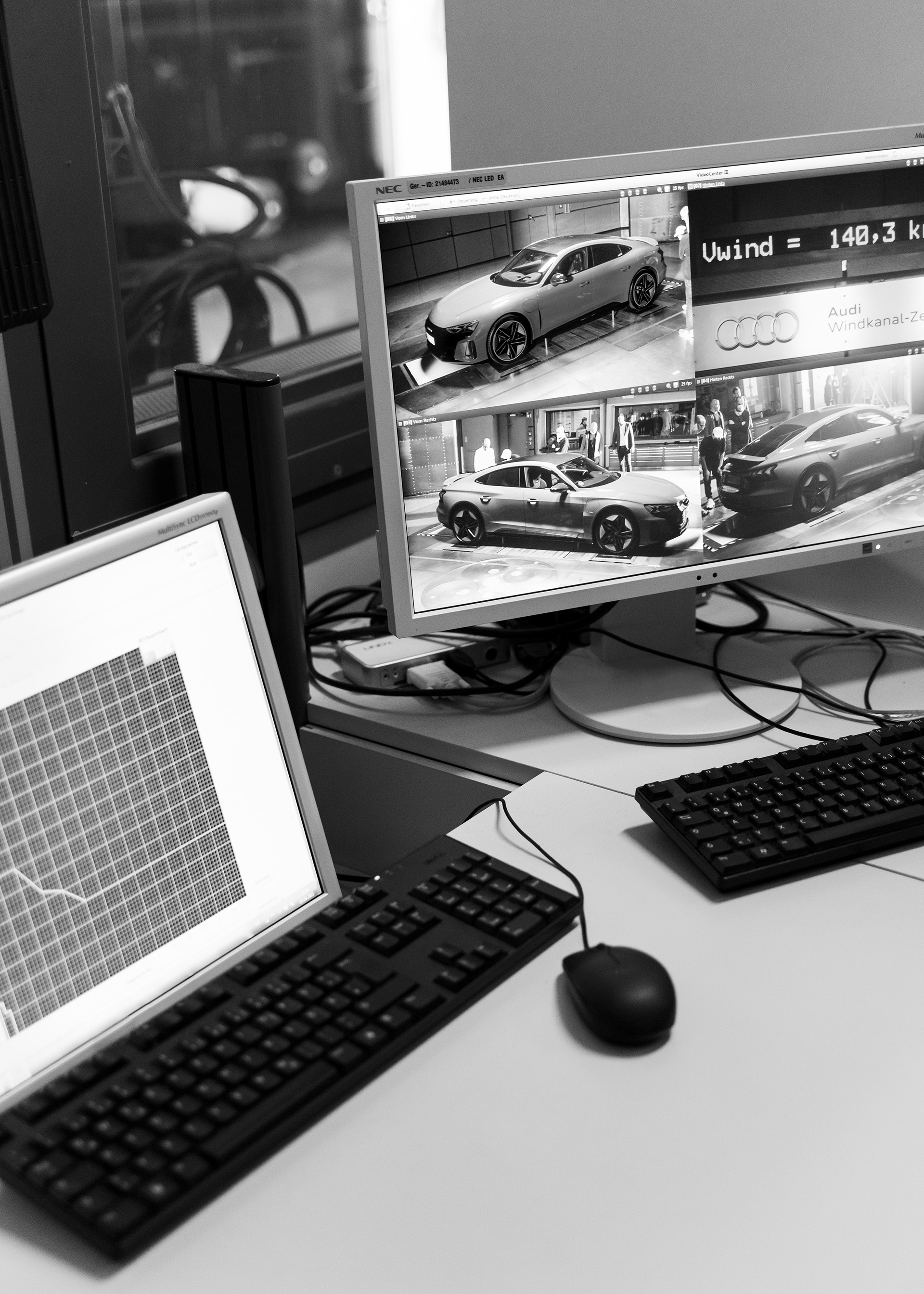 Gros plan de l’ordinateur et du poste de travail des spécialistes en aérodynamique chez Audi.
