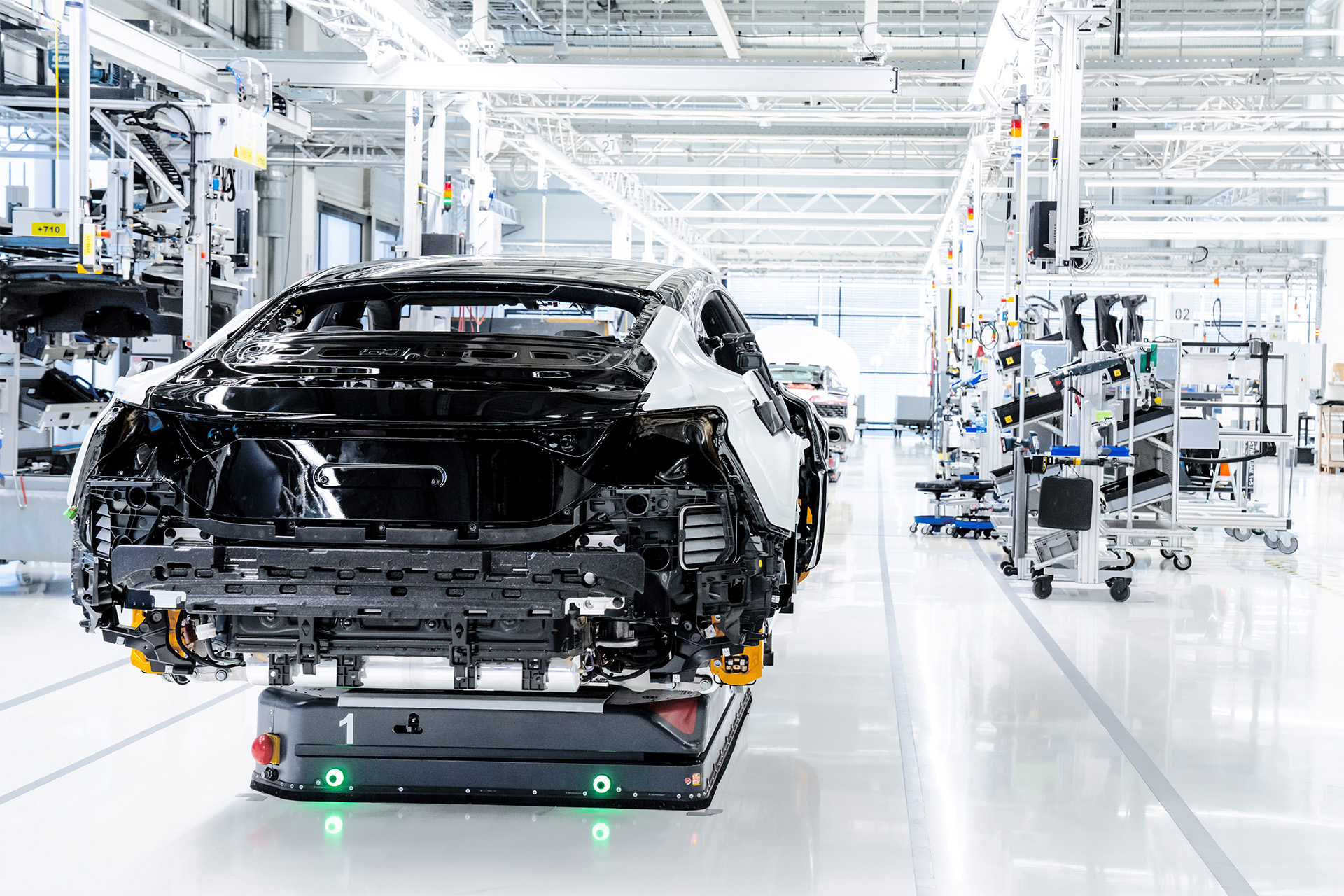 Un système de transport autonome qui conduit une Audi e-tron GT partiellement construite à la chaîne de montage grâce à des capteurs laser.